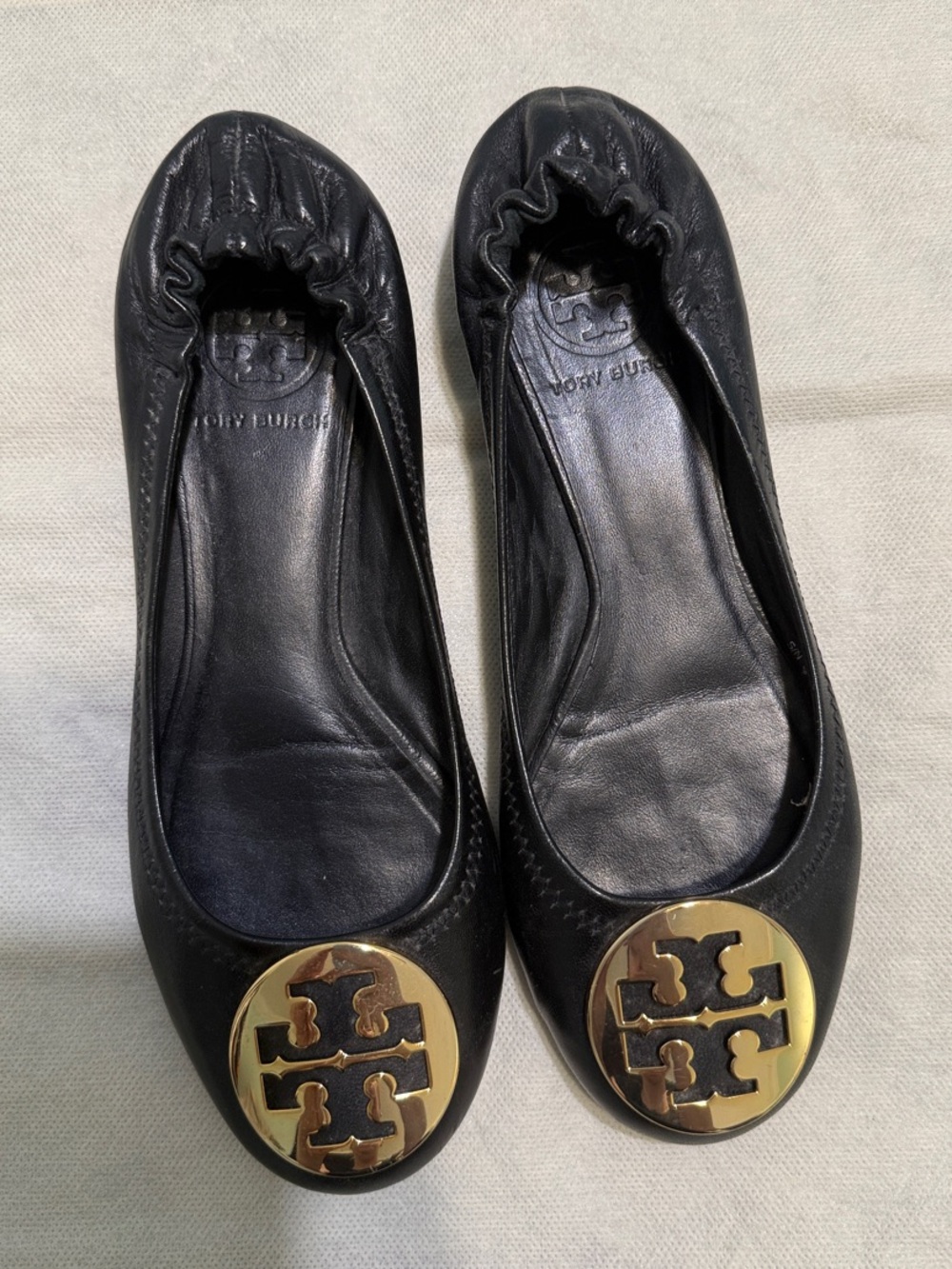 Tory Burch Reva Ballet Flats Classic Leather Metal Gold Logo medallion.